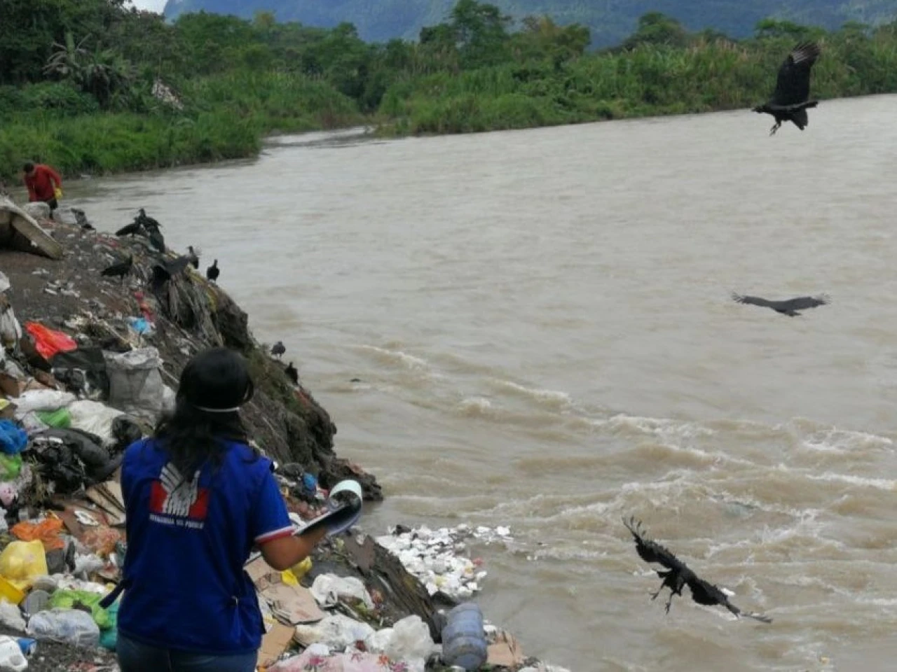 Perú aprobó castigar con penas de 2 a 4 años de cárcel arrojar residuos sólidos a ríos