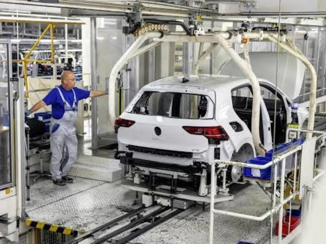 Crisis en Volkswagen la automotriz analiza un recorte de hasta 100.000 empleos