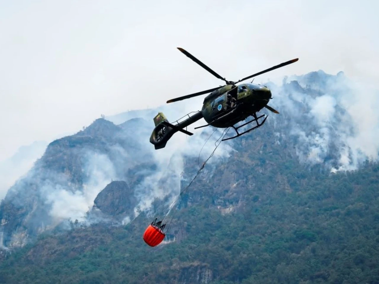 Ecuador redobla esfuerzos para extinguir las llamas en El Cajas
