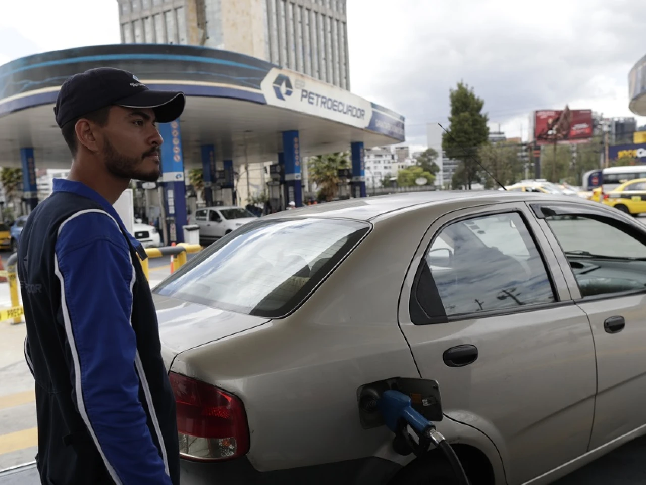 Ecuador abre la vía a importaciones de combustibles para el sector privado
