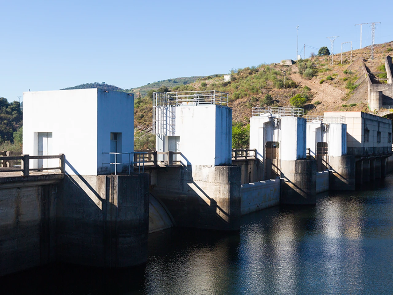 Nivel de los embalses en Colombia impide exportación de energía a Ecuador