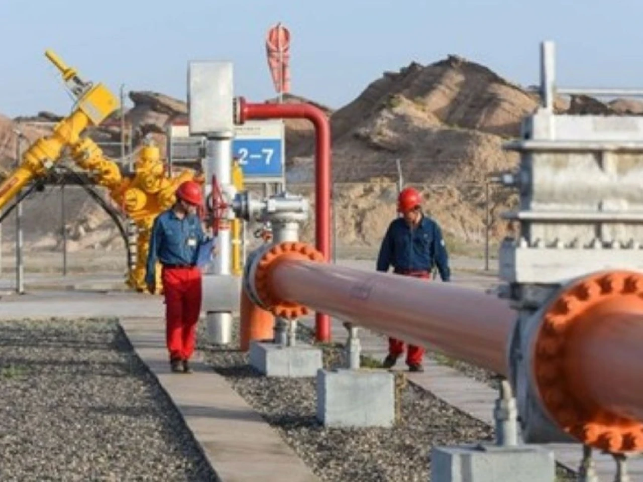 Menor demanda de China ayuda a contener el alza mundial de los precios del petróleo
