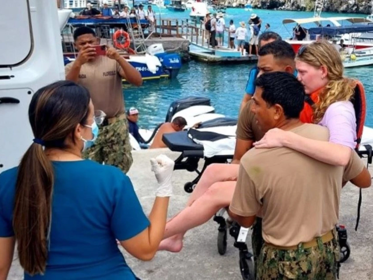 28 personas fueron rescatadas tras naufragio de embarcación turística en Galápagos
