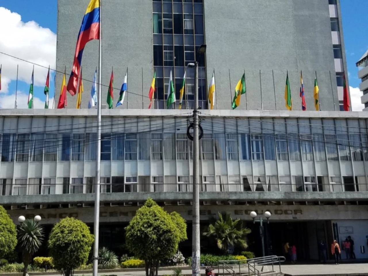 Riesgo país baja a 404 puntos tras nueva colocación de bonos internacionales