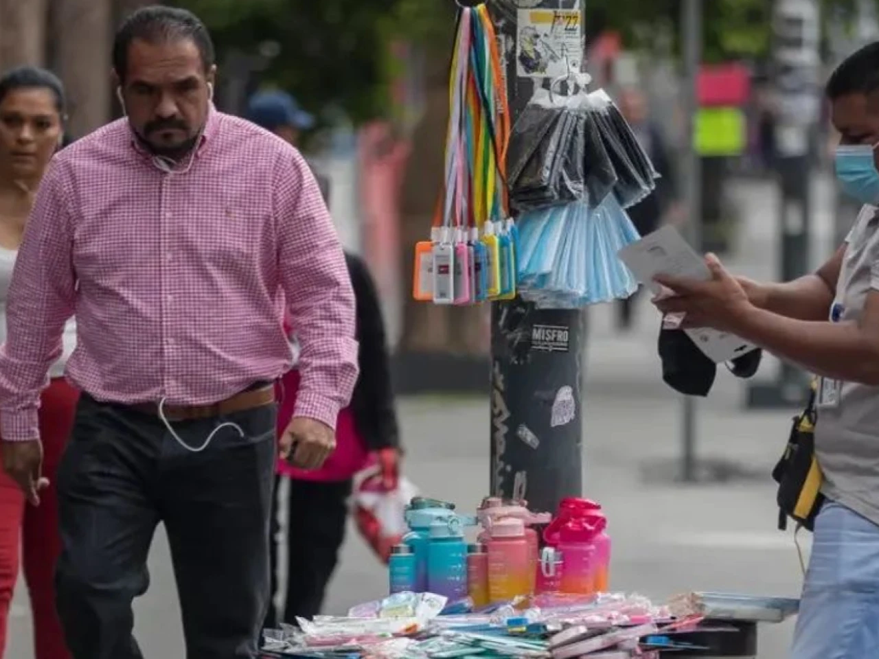 53 de cada 100 trabajadores en Ecuador están en la informalidad