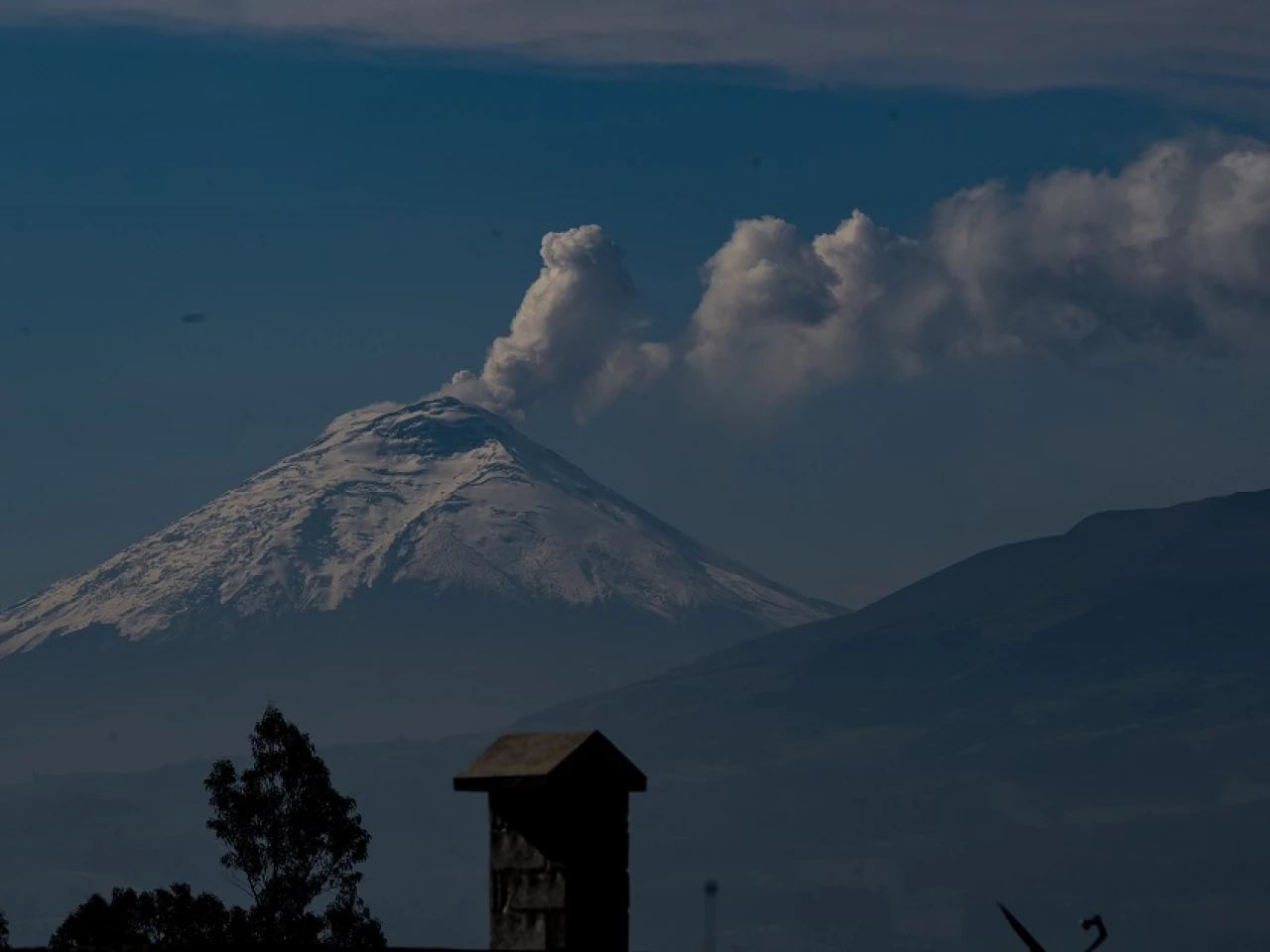 El Cotopaxi registra señal sísmica mientras emite ceniza