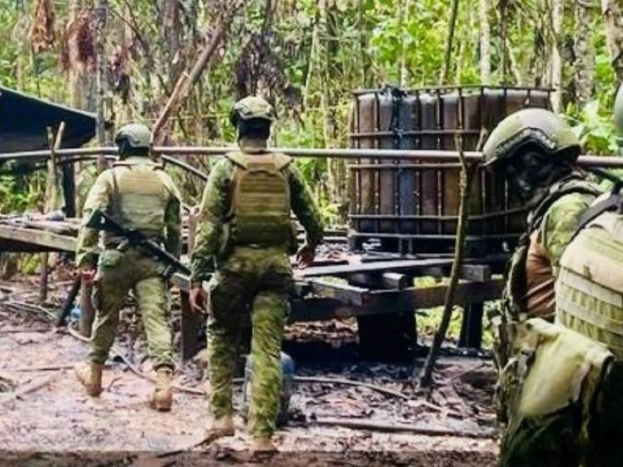 Las Fuerzas Armadas localizaron una refinería clandestina en Sucumbíos 
