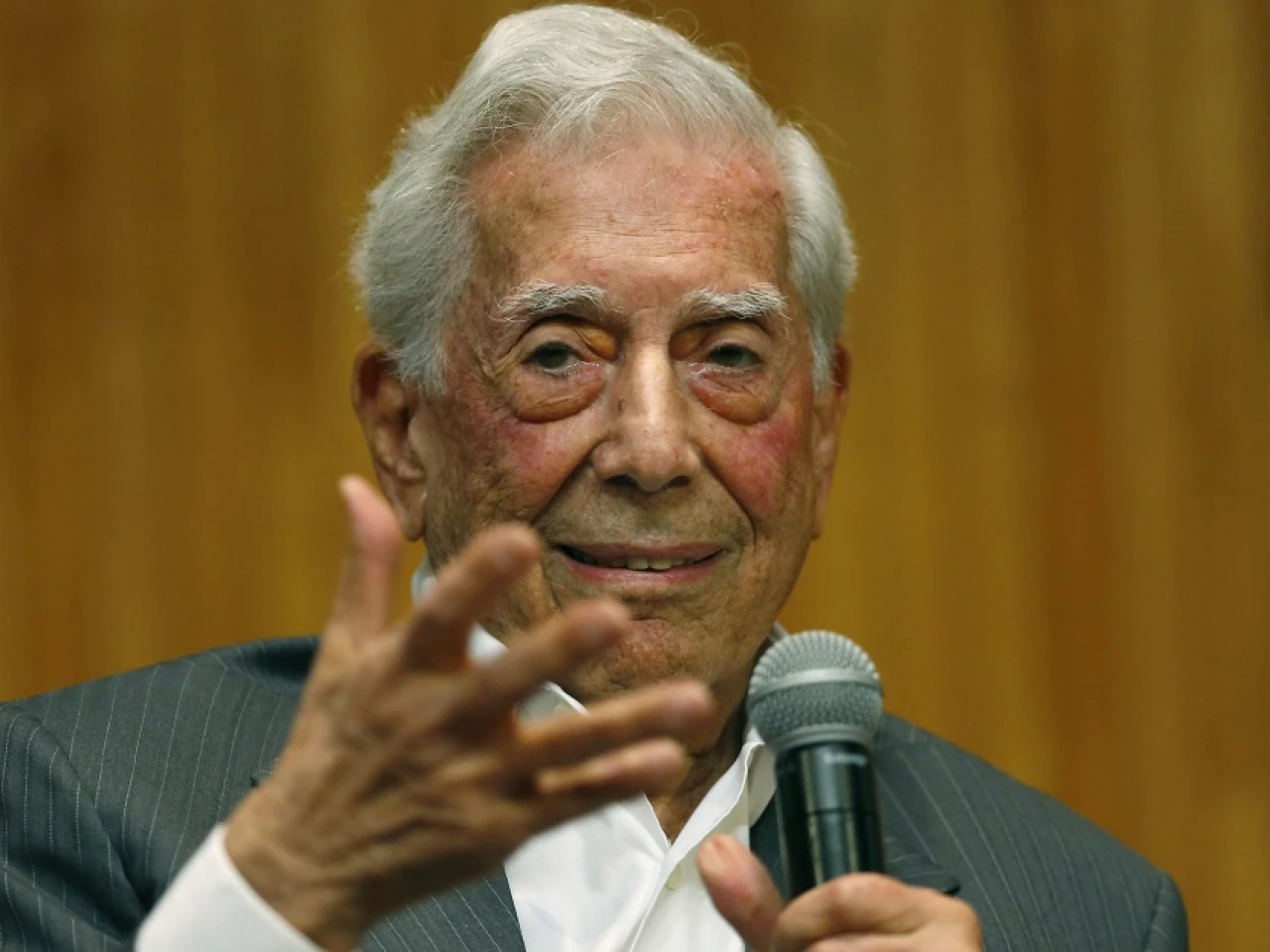 Vargas Llosa es hospitalizado por segunda vez en Madrid por covid-19