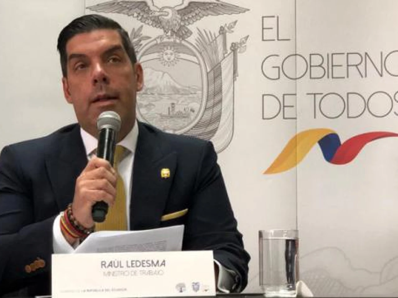 SRI violó la ley dos veces al conceder licencias a María Alejandra Vicuña