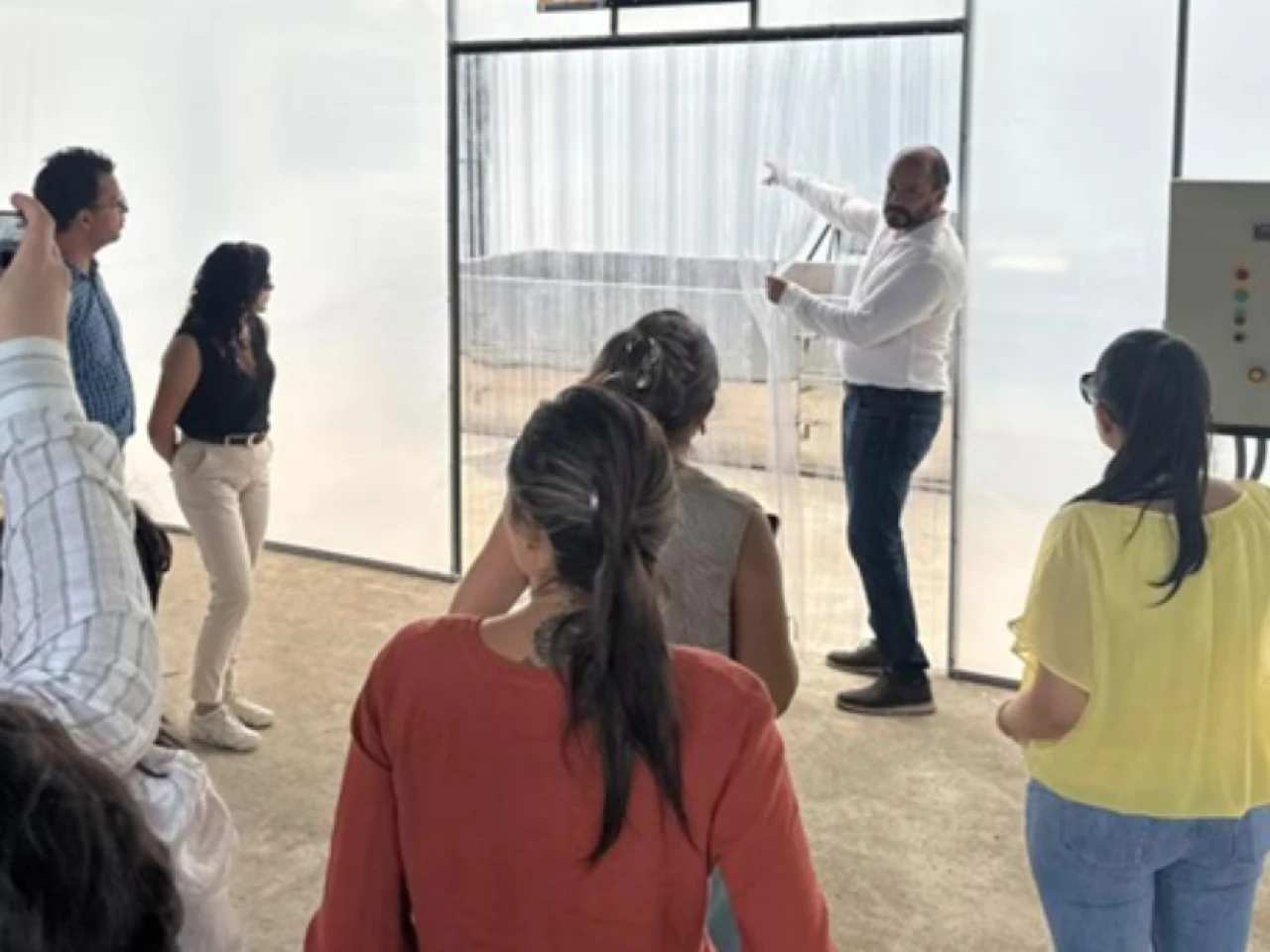 IIGE entrega secador solar de cacao para productores de Napo
