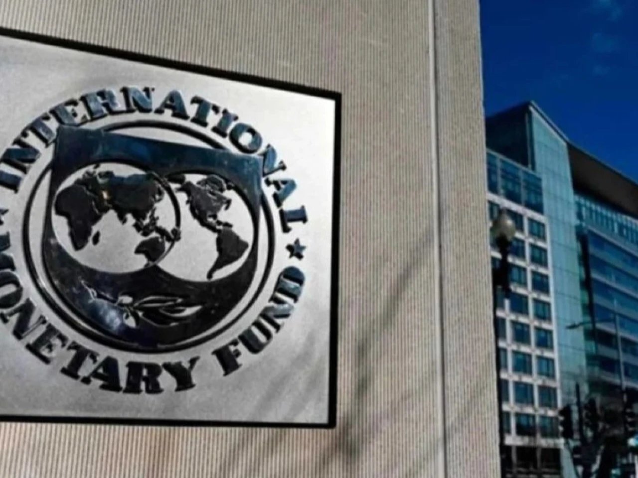 Ecuador mantiene apoyo del FMI mientras busca reducir su dependencia del endeudamiento