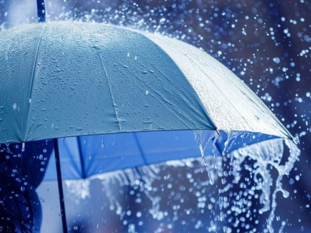 Sube a 11 el número de fallecidos y a más de 72.000 el de afectados por lluvias en Ecuador