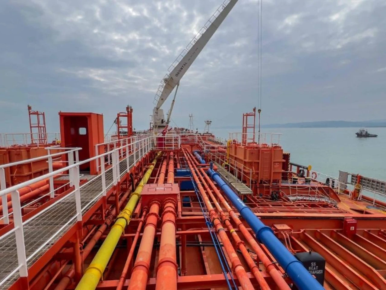 Petróleo cae tras tregua entre EE.UU. e Irán, pero persiste la incertidumbre en mercados globales
