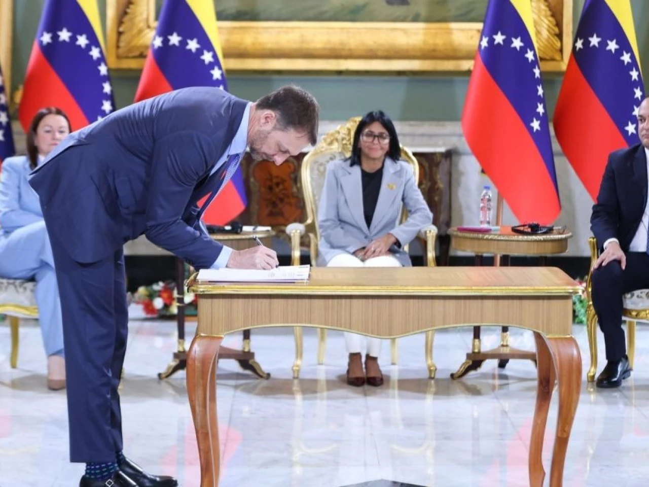 Venezuela autoriza a Shell desarrollar el campo gasífero Loran