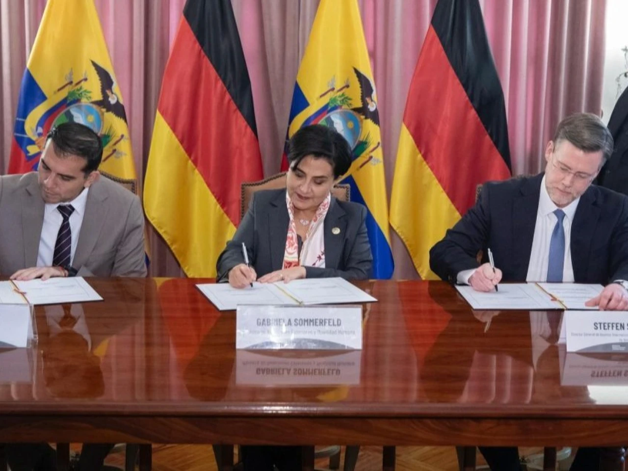 Ecuador y Alemania firman acuerdo para facilitar migración laboral calificada