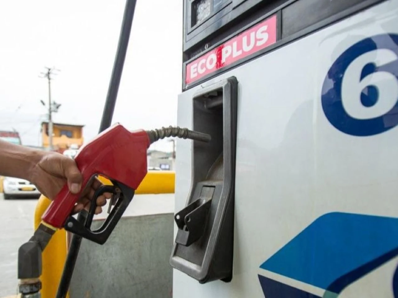 Gobierno modifica fórmula de combustibles y anuncia baja en gasolinas y diésel