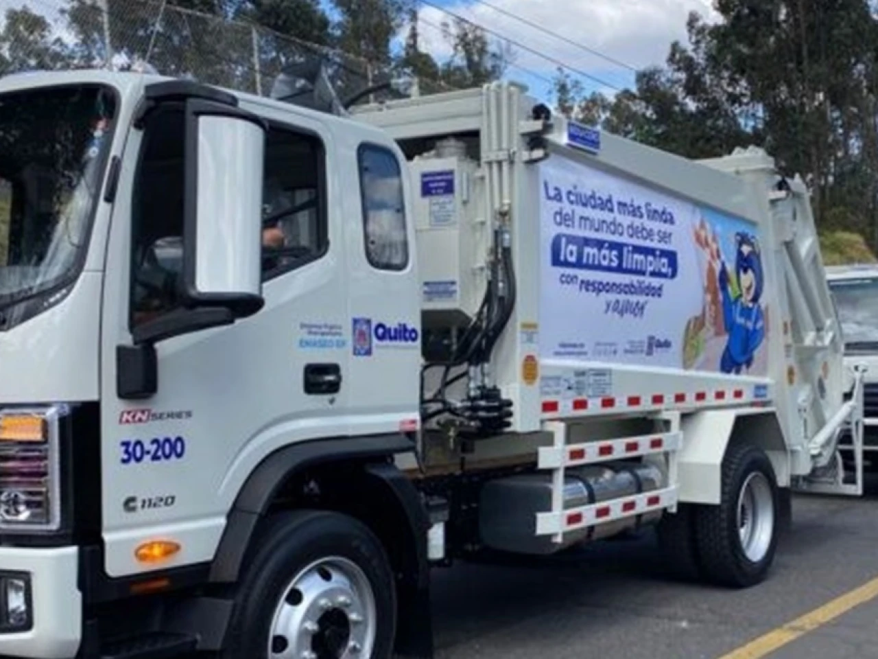 Quito suma 6 camiones y 1.024 contenedores de basura 