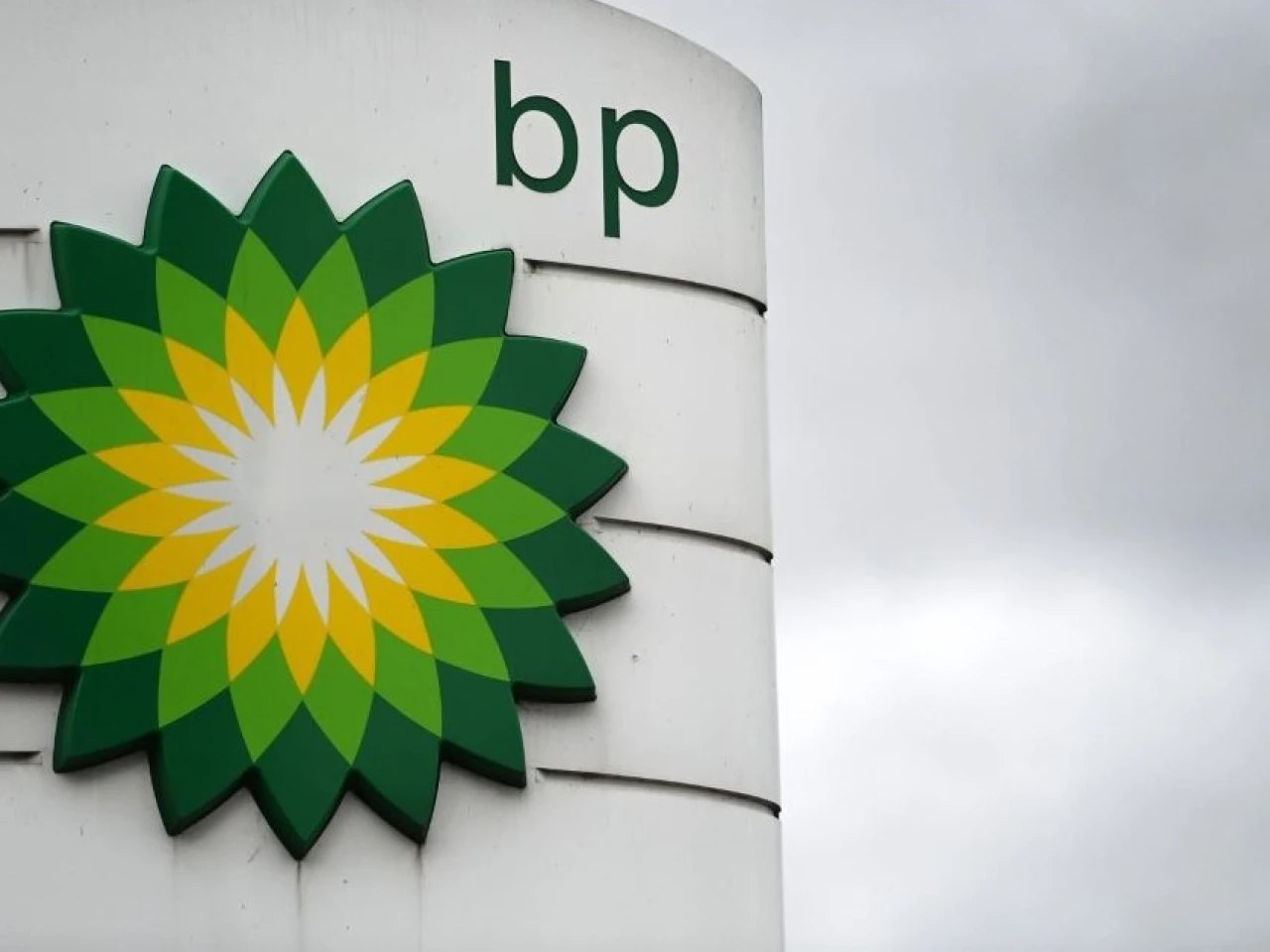 BP recortará sus inversiones en renovables y aumentará la producción de petróleo y gas