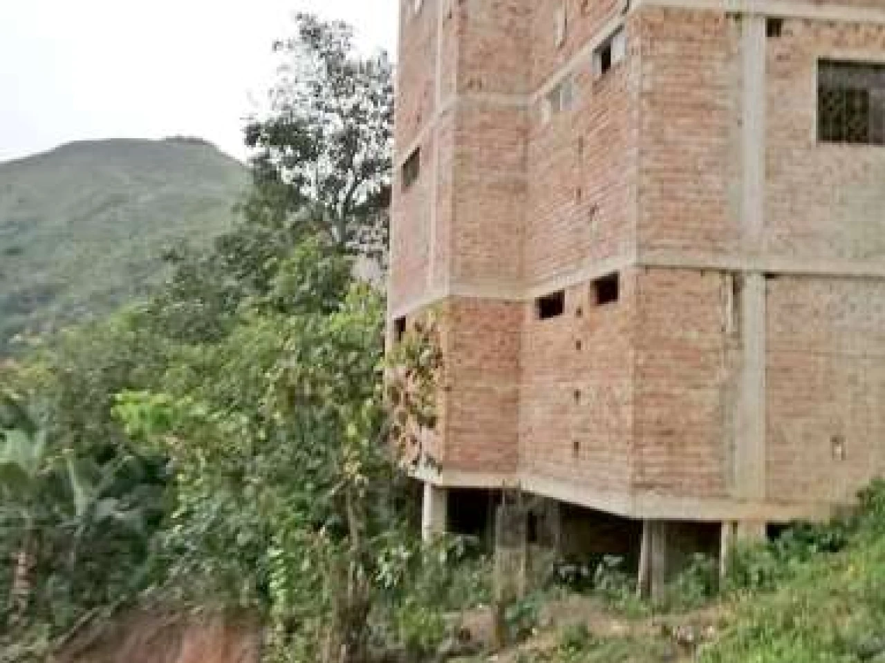 Deslave pone en peligro a 15 viviendas en el cantón Chinchipe.