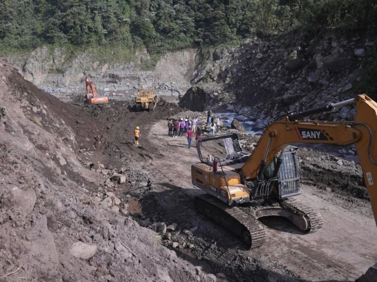 Gobierno habilitará paso controlado en San Carlos y avanza obras viales en Napo  