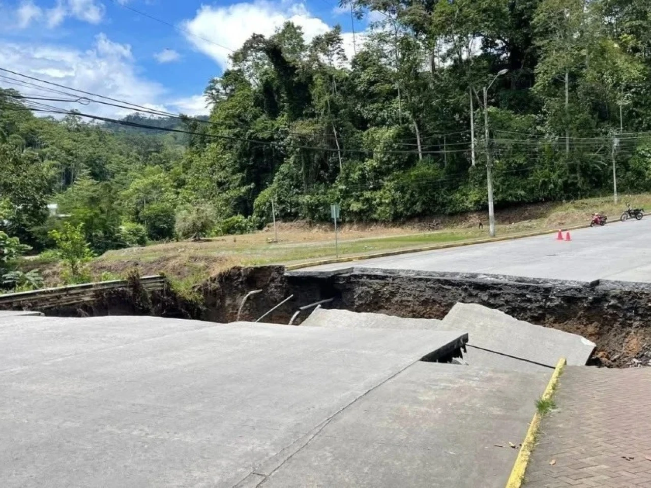 Colapso de puente en Morona Santiago deja sin agua a sector de Méndez