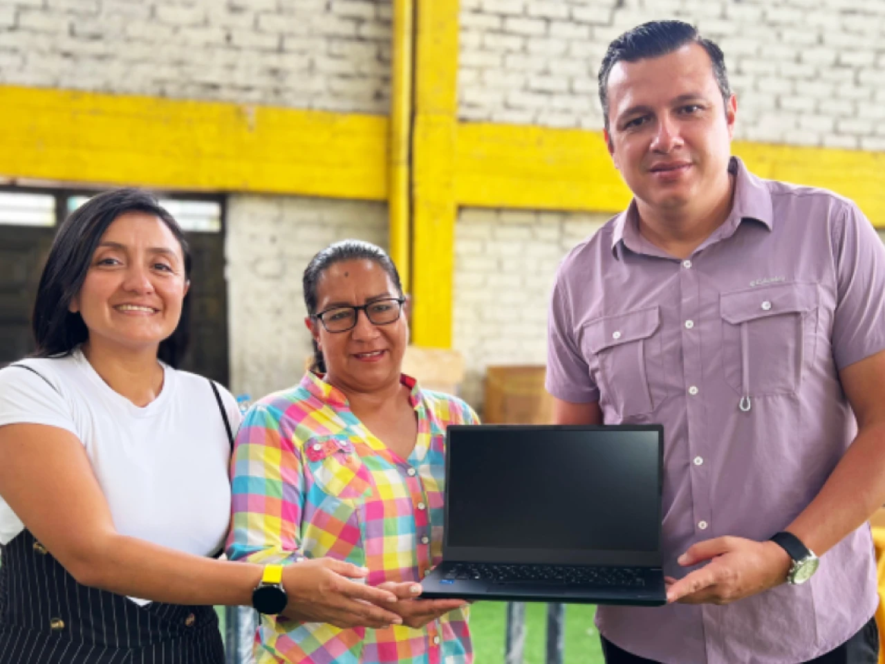 37 computadoras fueron entregadas en Zamora Chinchipe 
