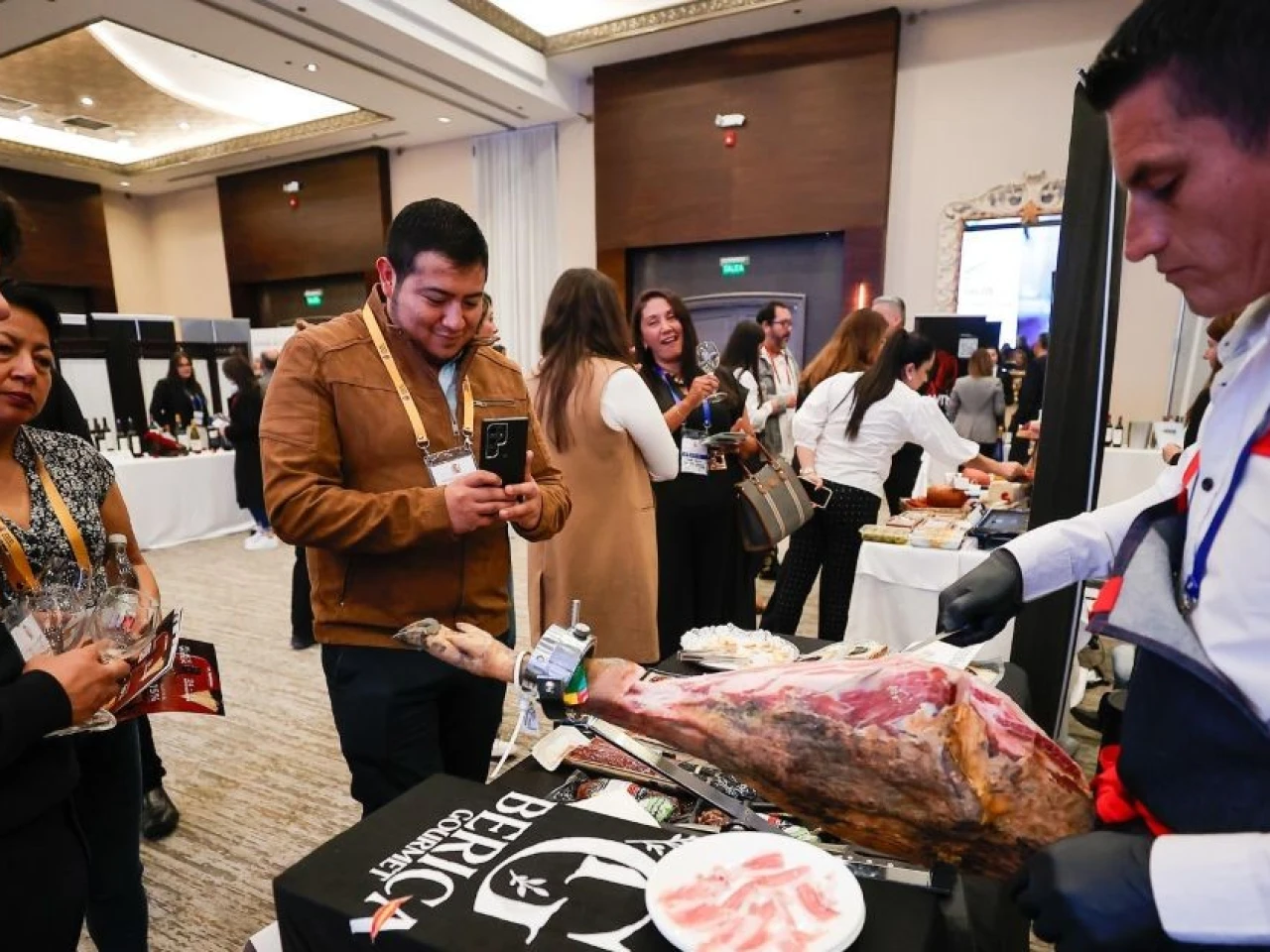 España exhibe en Quito sus mejores vinos, embutidos y aceites