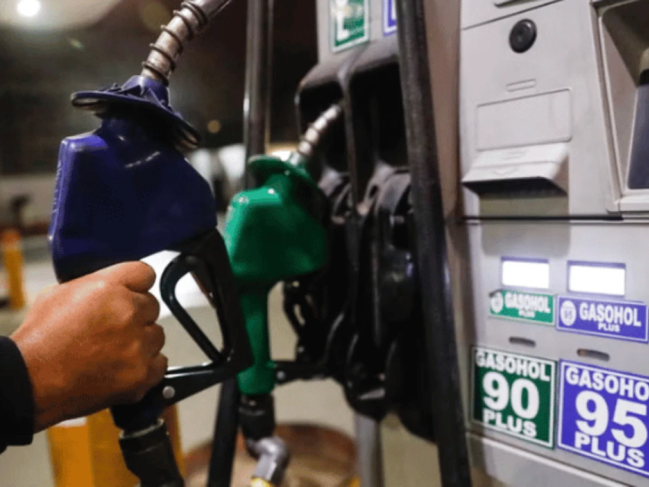 Caída del petróleo abre espacio para nuevas rebajas en los precios de los combustibles en Perú