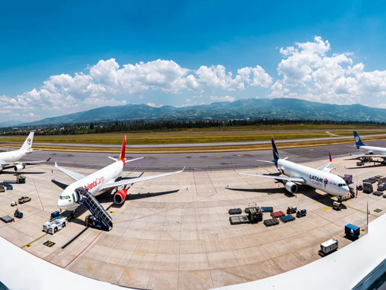 El aeropuerto de Quito marca récord de exportaciones de flores por San Valentín