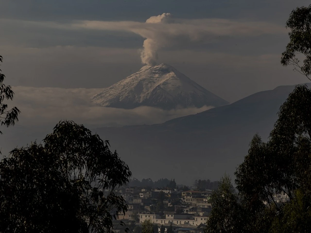 El Cotopaxi emite gases y vapor de manera continua