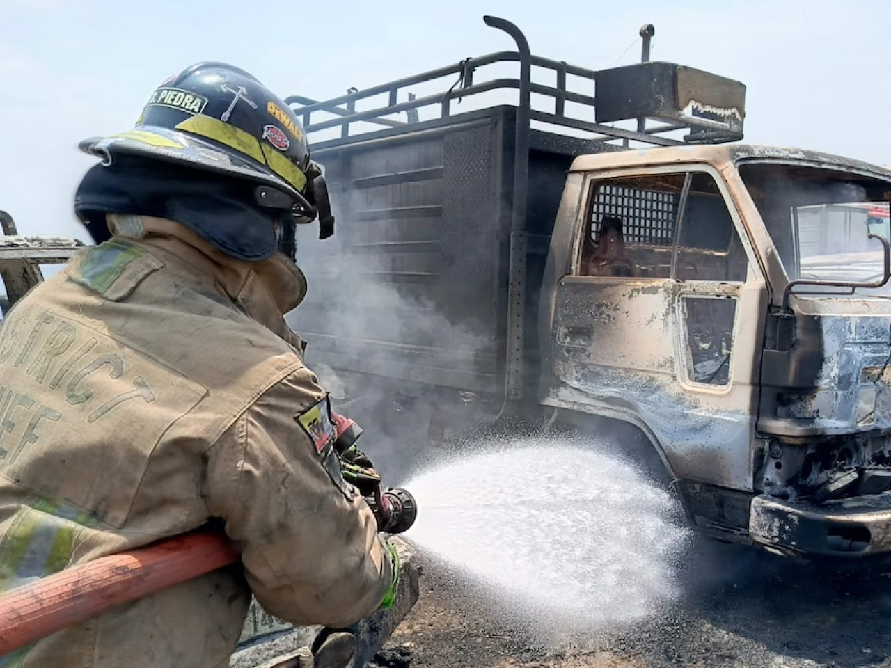 6 vehículos quedaron calcinados en un incendio en Guayaquil 