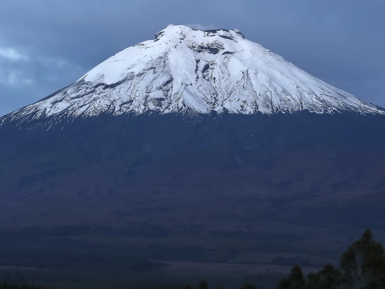 El Cotopaxi emanó una columna de vapor de 900 metros