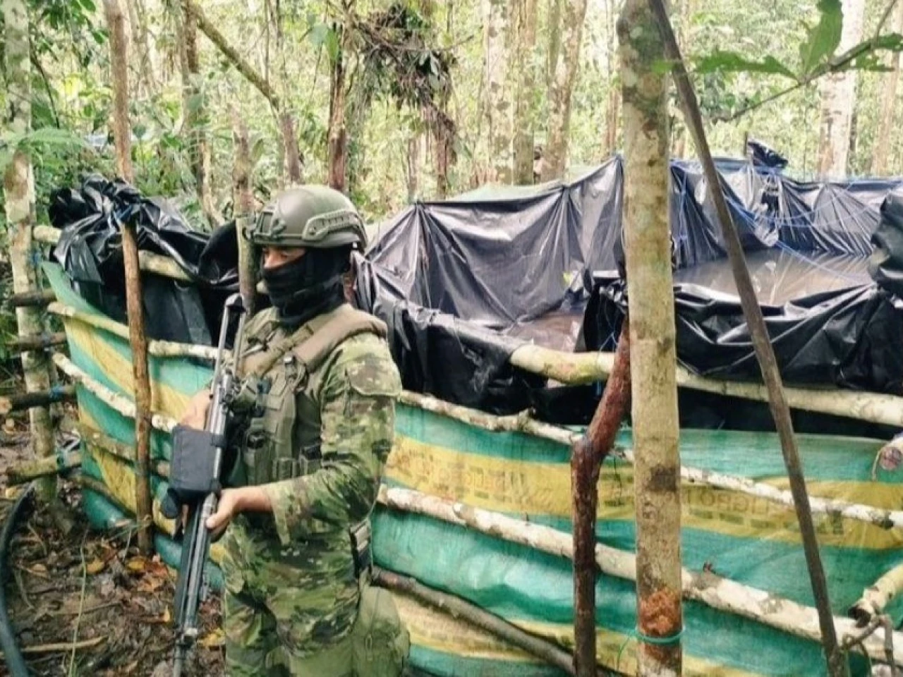Descubren pozas clandestinas con petróleo presuntamente robado de un oleoducto estatal en Perú