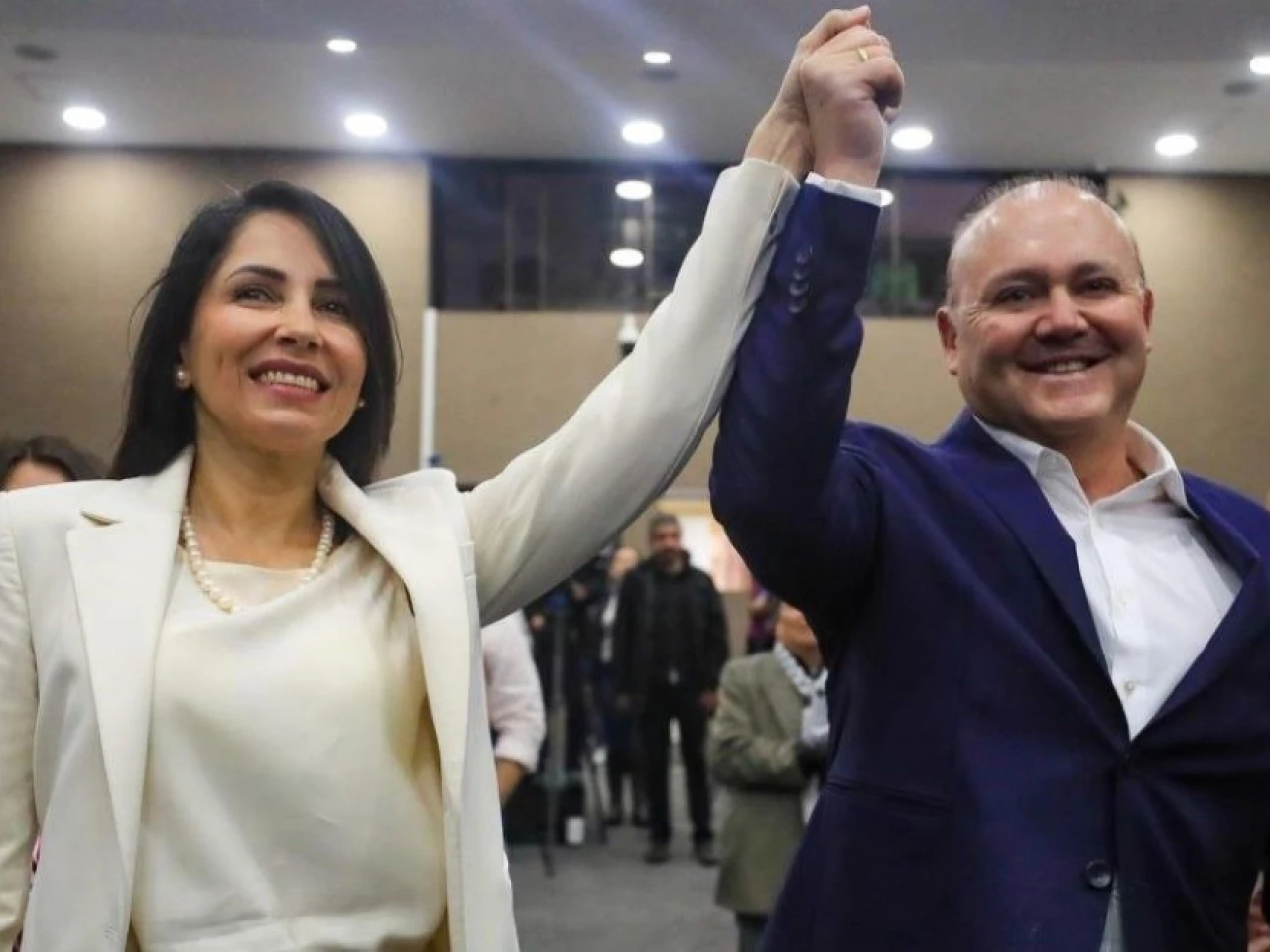 51.8 % señaló que la dolarización está en peligro con Luisa González 