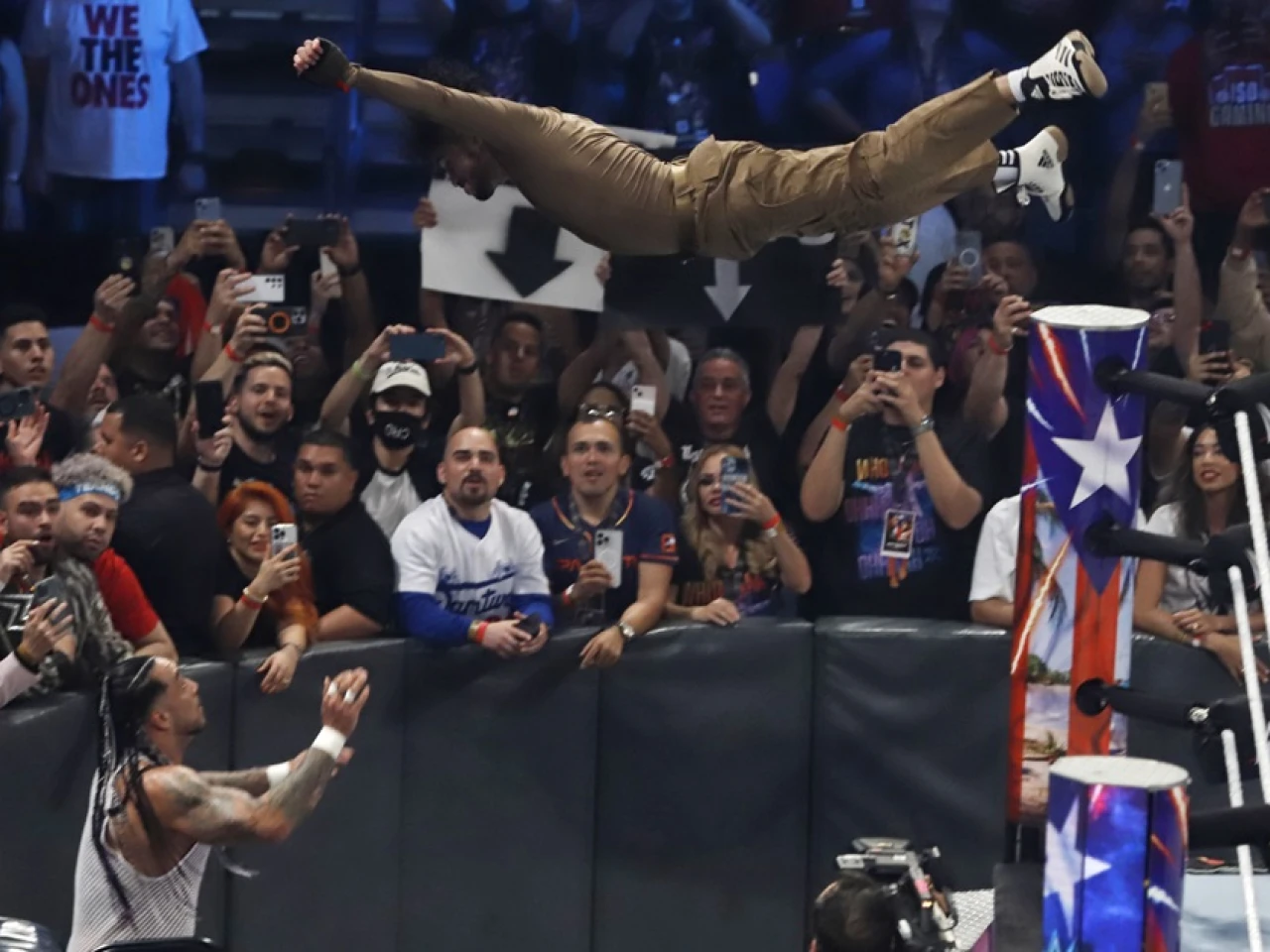 Netflix transmitirá programa de lucha libre de WWE en 2025
