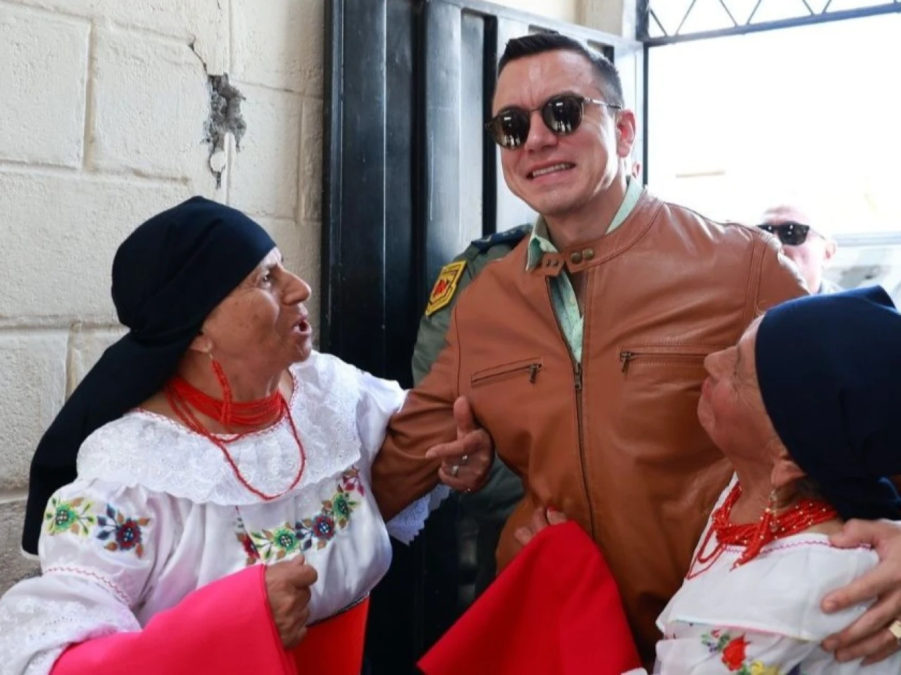 Noboa adelanta el décimo tercer sueldo en medio del paro nacional