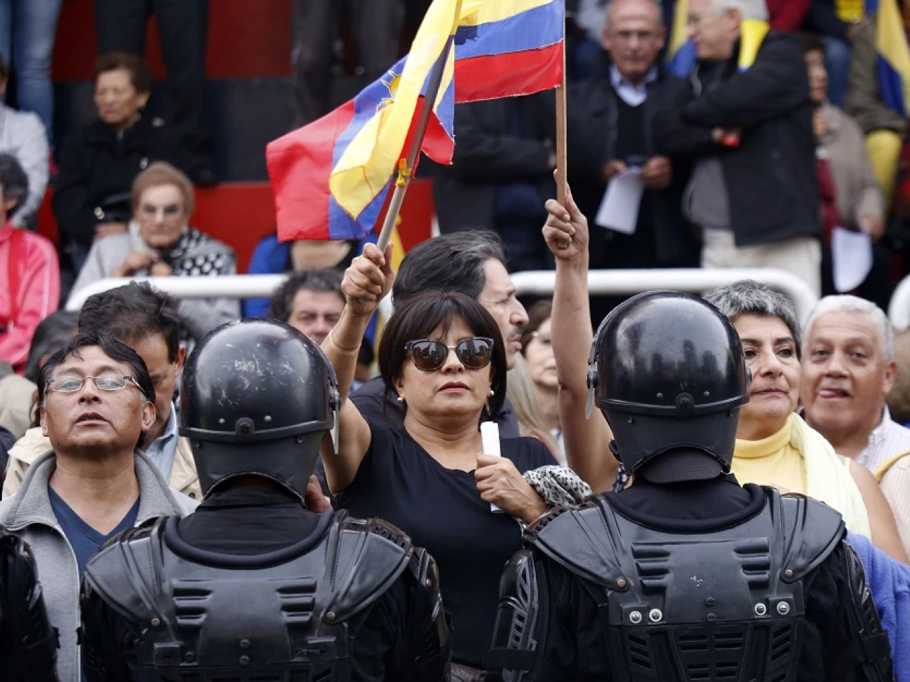 Cientos marchan en Quito pidiendo la renuncia de “todos los corruptos”