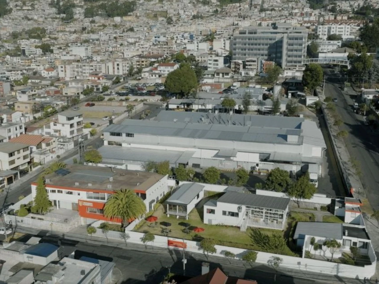 Planta industrial en Quito opera completamente con energía limpia 