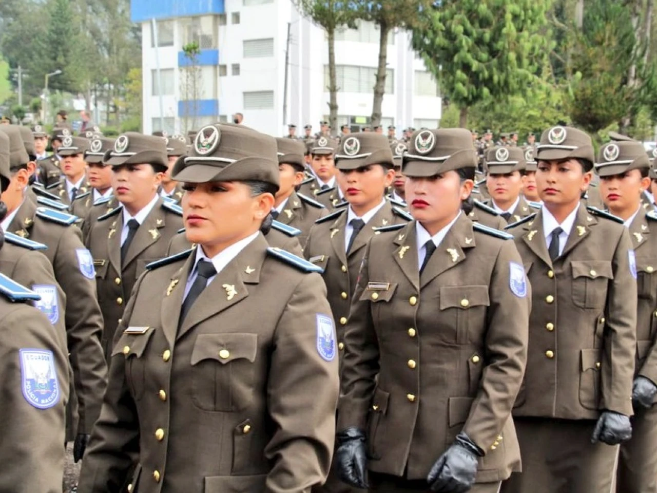 Ecuador integra primeros 338 policías de 30.000 nuevos para frenar el crimen