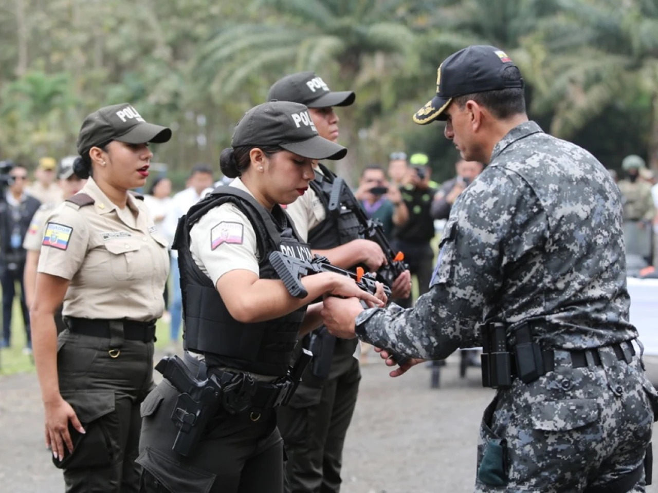 El Gobierno entregó 1.735 subfusiles a la Policía