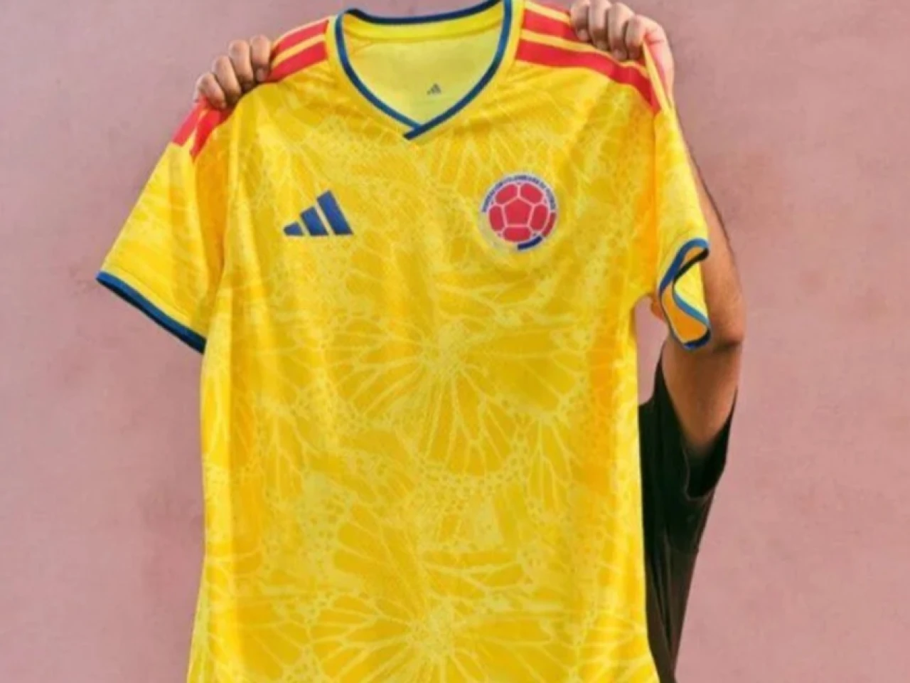 Colombia lleva mariposas al Mundial: así es la camiseta amarilla de 2026