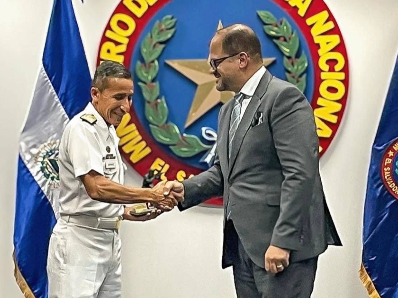 Ministros ecuatorianos visitaron El Salvador para conocer plan contra pandillas