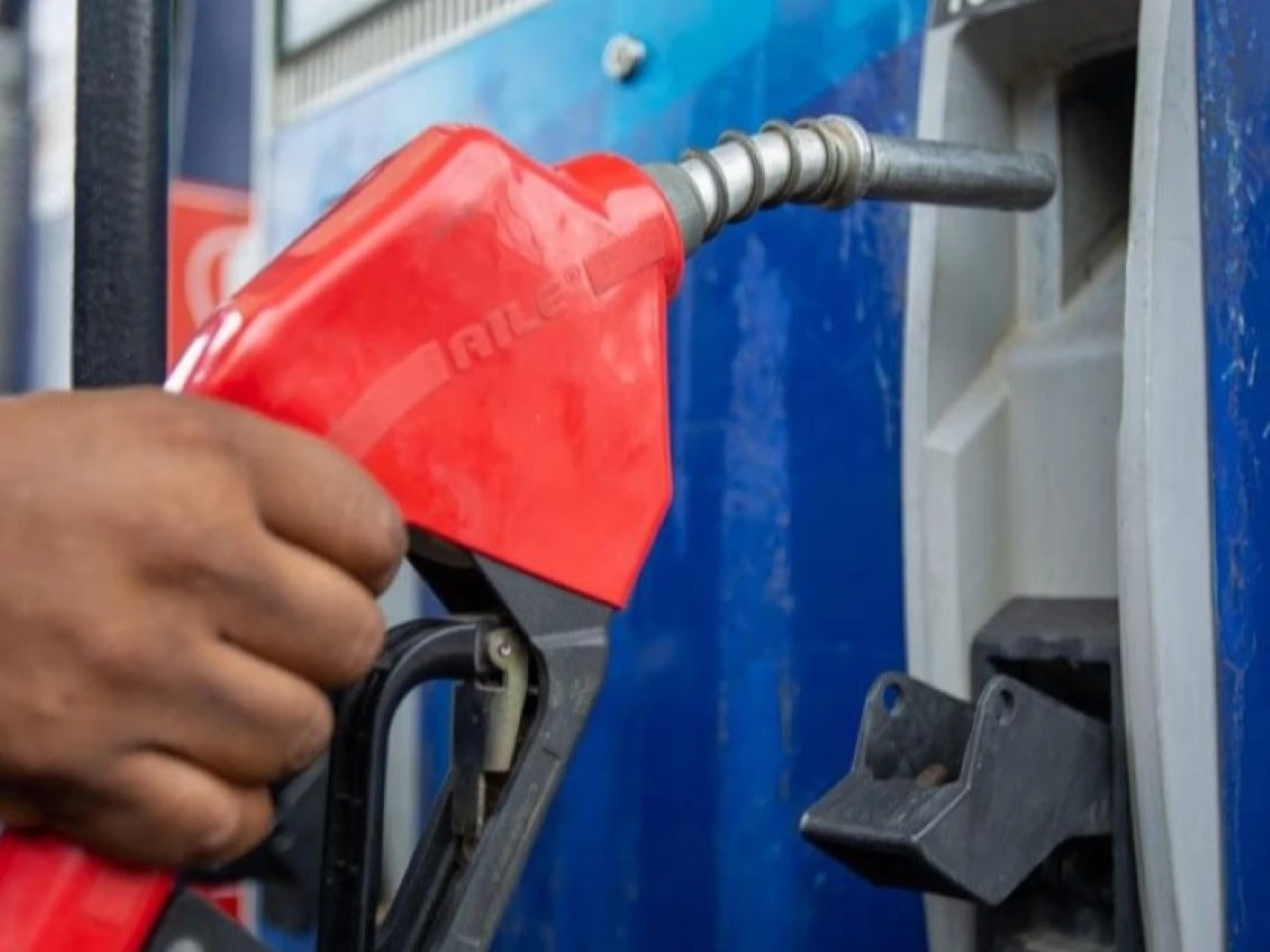 Gasolina Extra escasea en Quito por fallas en despachos