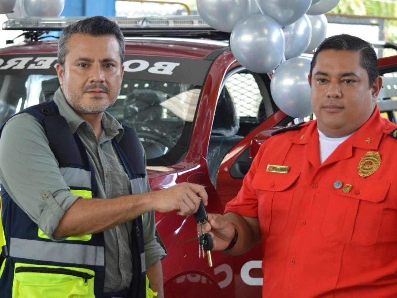 ODIN Mining refuerza a bomberos de Santa Rosa, provincia de El Oro, con nueva camioneta