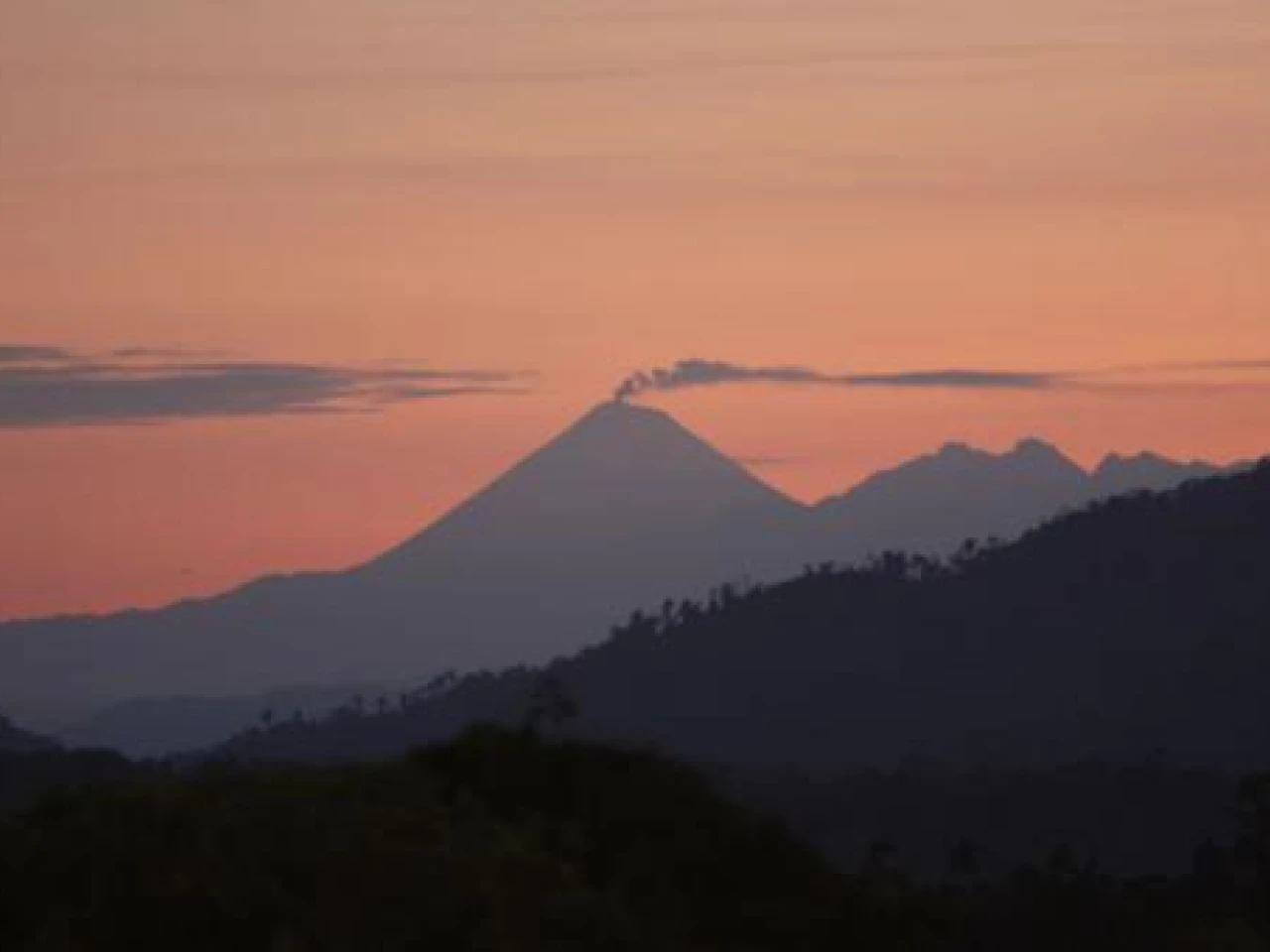 La incandescencia del volcán Sangay pudo ser observada por las cámaras