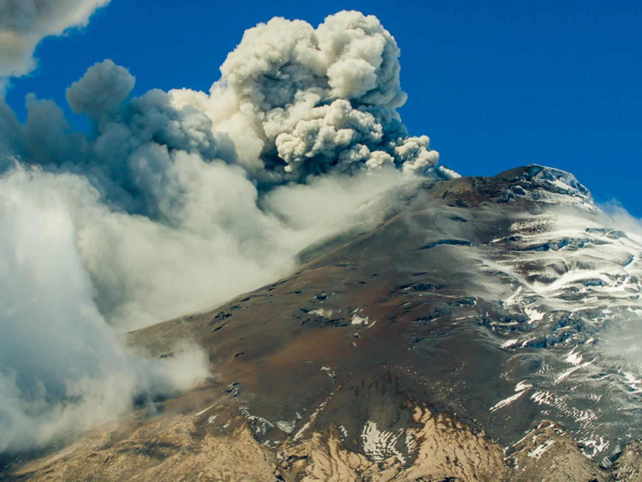 Los volcanes activos de Ecuador se muestran con intensidades entre moderada y alta