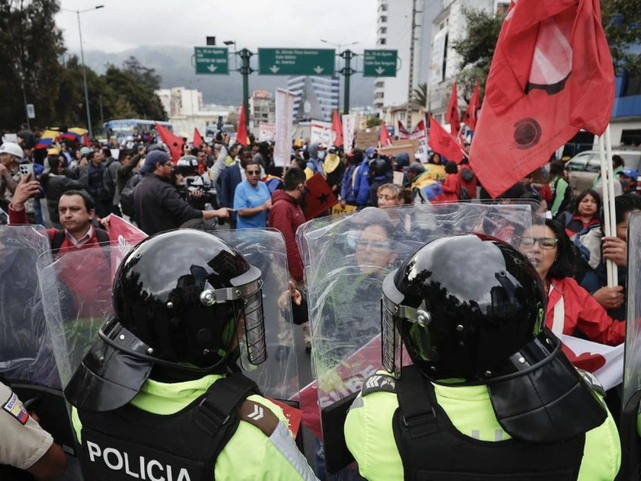 Policías y militares empezaron a habilitar vías tras el fin del paro