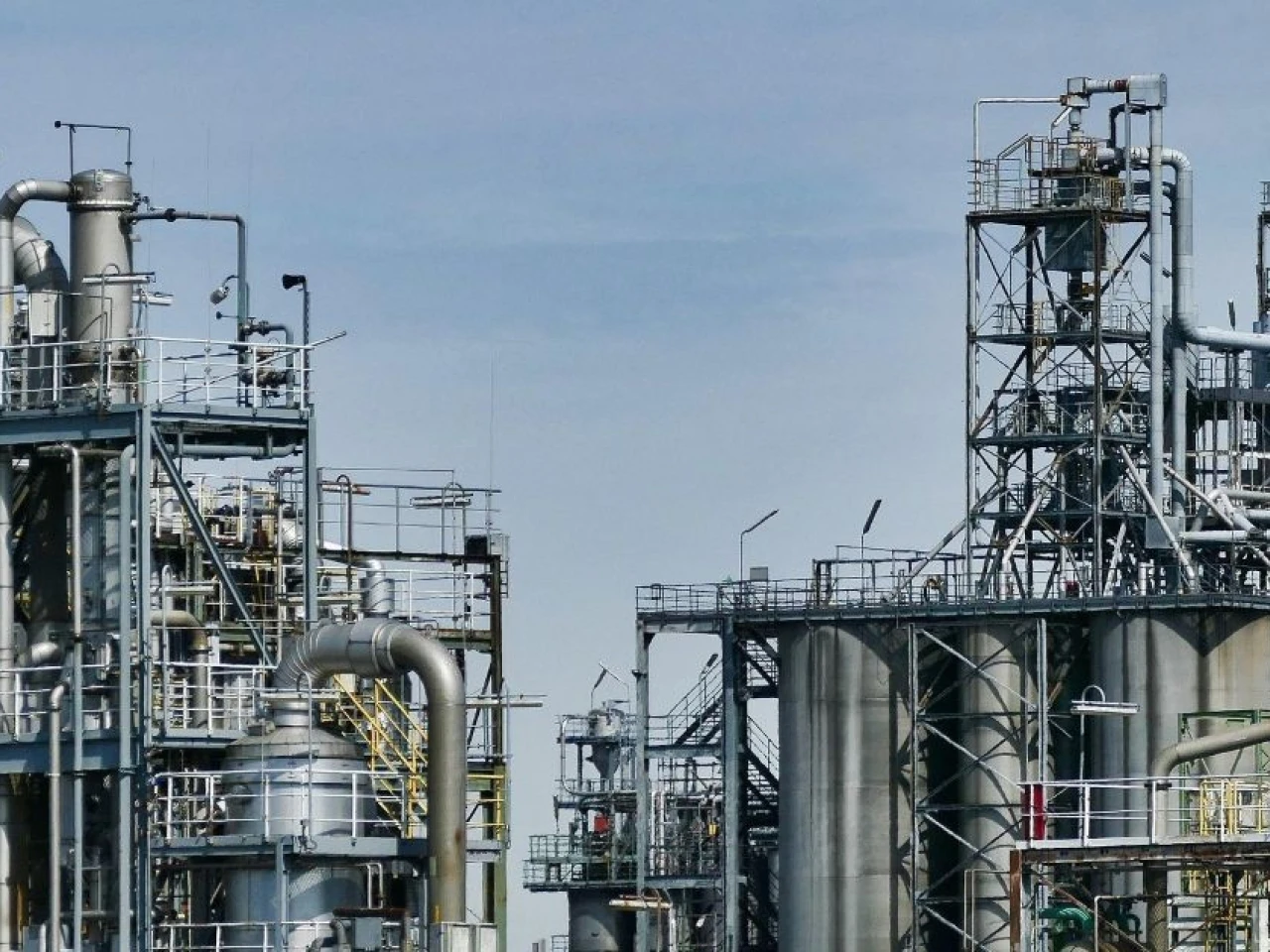La AIE planea liberar reservas récord de petróleo ante el aumento de precios por conflicto en Irán