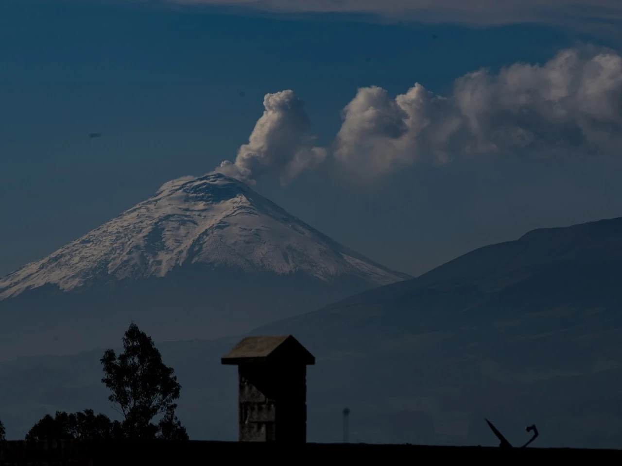 El Cotopaxi lanzó nube de ceniza de un kilómetro de altura
