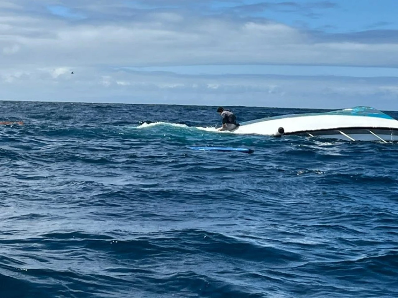 29 personas fueron rescatadas tras naufragio de un bote en Galápagos